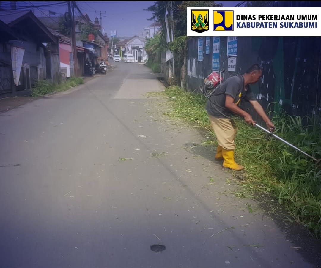 PU Cicurug Babat Rumput Jalan